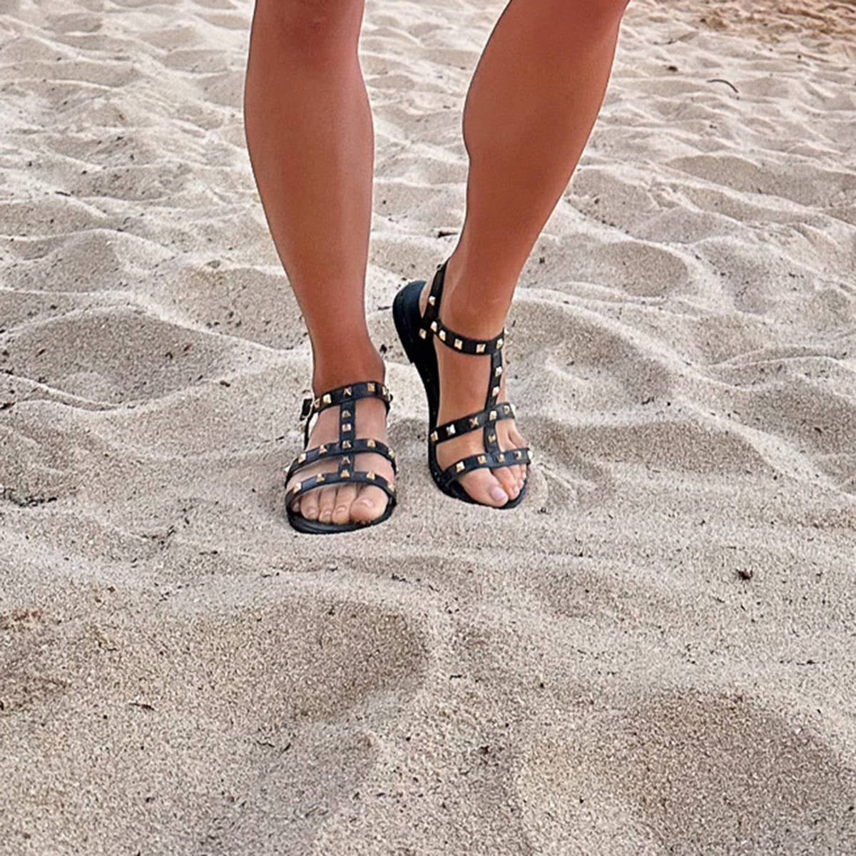 Skórzane sandały ze złotymi ćwiekami - zdjęcie 2