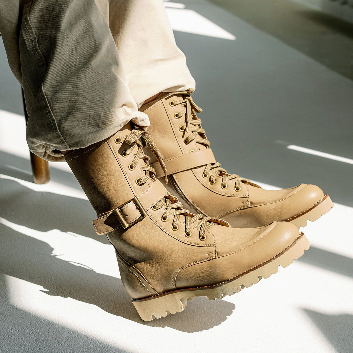 Trapery z paskiem i klamrą - zdjęcie 2