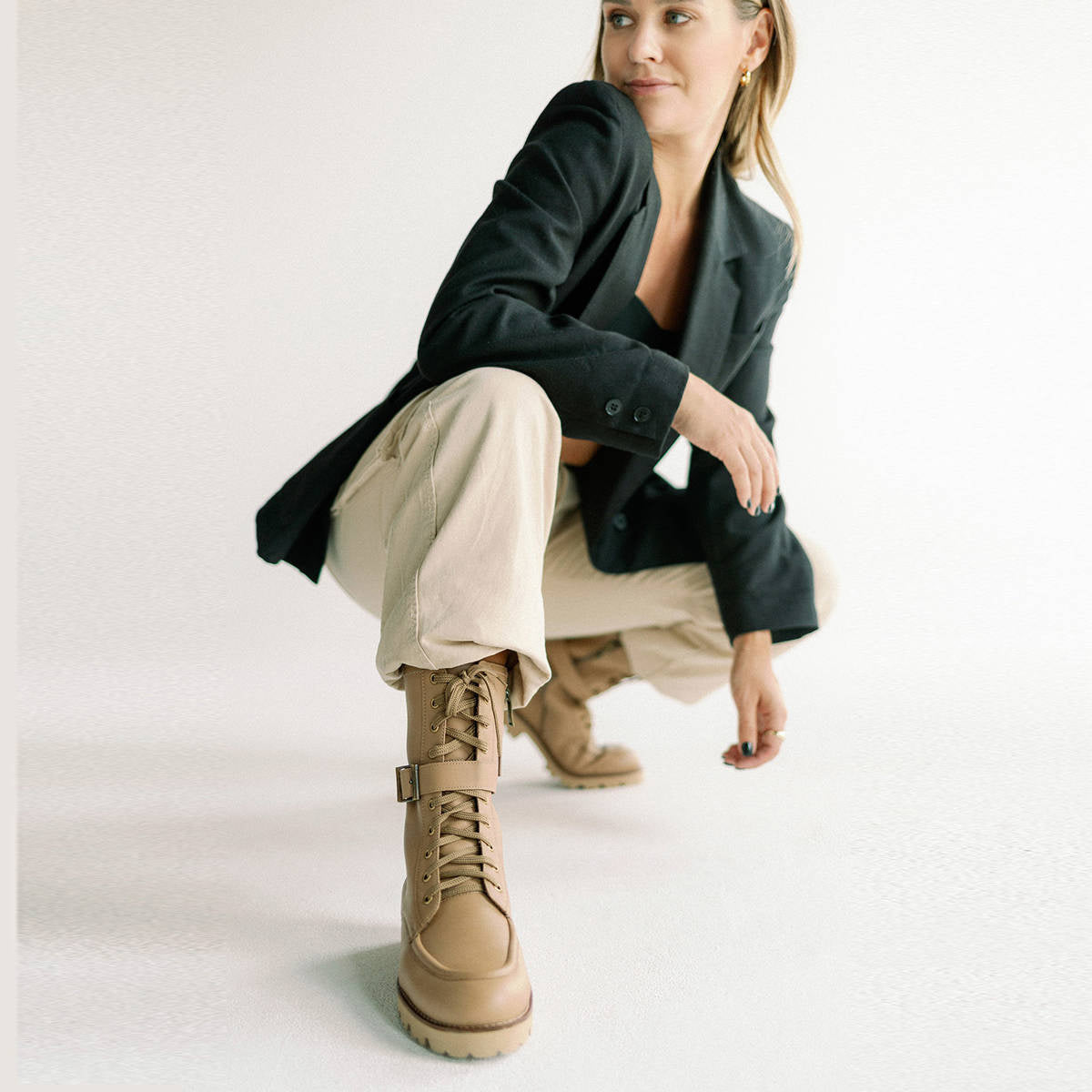 Trapery z paskiem i klamrą - zdjęcie 3