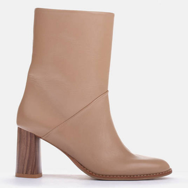 Elegant beige boots