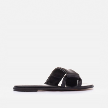 Leather flip flops on a flat bottom